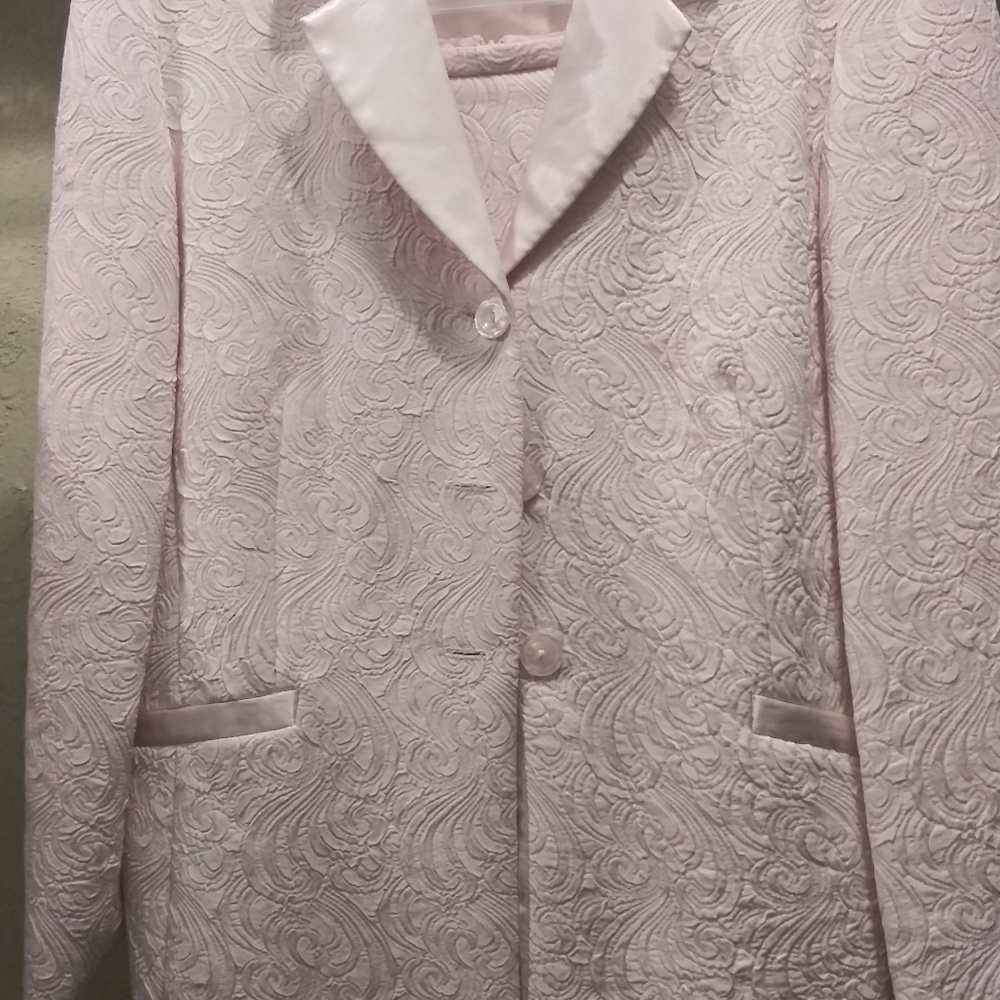 Suits - Picture 4 of 5